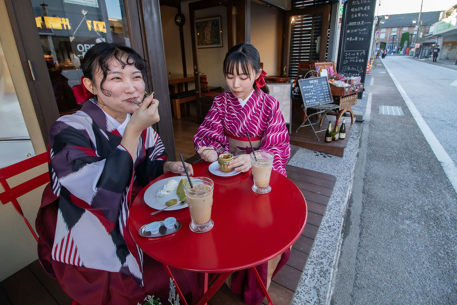 富冈缫丝厂是某一个富冈市，并且也对养蚕业以及女工由来于富冈制丝厂的美食以及本地的人有口碑的咖啡厅。也由这篇文章那里面介绍6个推荐的美食！