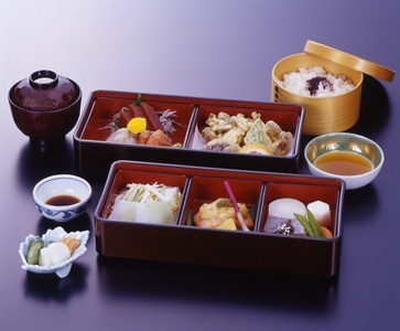 日式菜肴盒饭