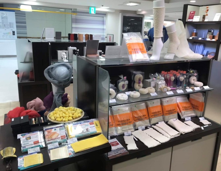 丝绸的梳子覆盖物，丝绸的清洗面孔毛笔，脚踝防护带(常设展览销售)