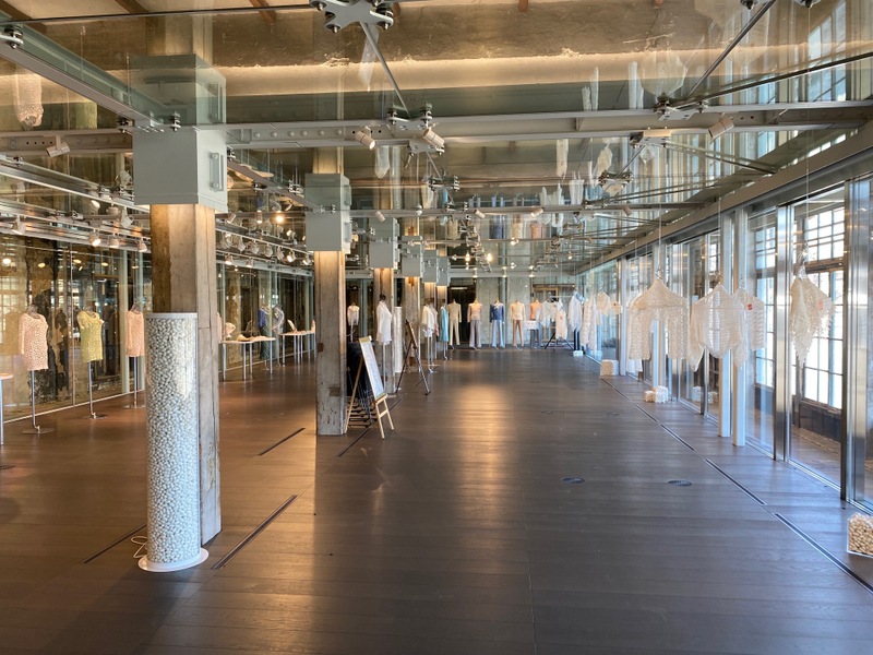 第1次富冈丝绸手工编织编织展展示会场(富岡製糸場西置繭所多目的礼堂)