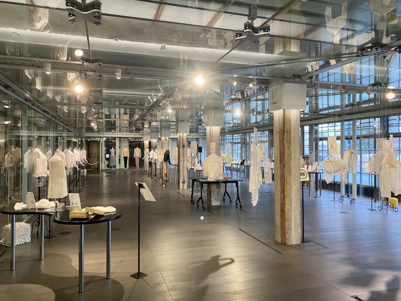 第2次富冈丝绸手工编织编织展展示会场(富岡製糸場西置繭所多目的礼堂)