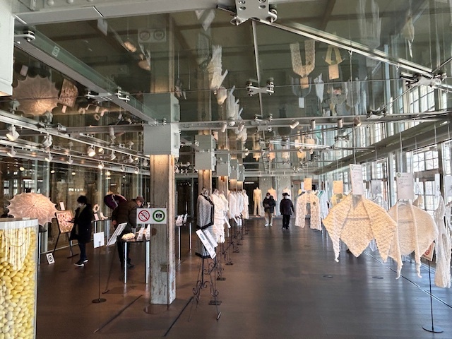 第3次富冈丝绸手工编织编织展展示会场(富岡製糸場西置繭所多目的礼堂)